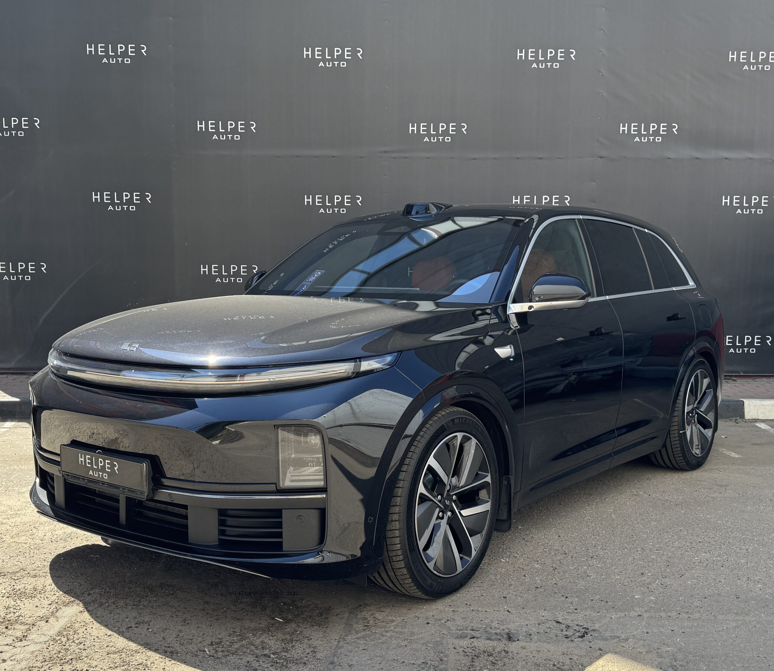 Черный LiXiang L7 спереди
